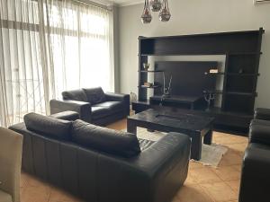 Χώρος καθιστικού στο Maya's home Tirana