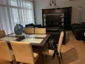 Χώρος καθιστικού στο Maya's home Tirana