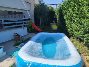 a blue and white inflatable pool in a backyard at Villa Apartment in Lura Complex in Draçi