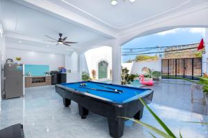 a pool table in a living room with a ceiling at Villa 17A1 Hồ Quý Ly,Gồm 5 phòng ngủ,Hồ bơi 45m2 in Vung Tau