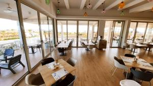 Restaurace v ubytování Thalassa Beach Apartment with Swimming Pool