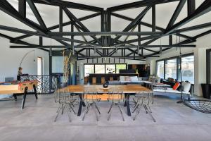 バンドールにあるMagnifique Loft Rooftop et piscine 5 chambresの木製のテーブルと椅子のあるリビングルーム +27枚の写真