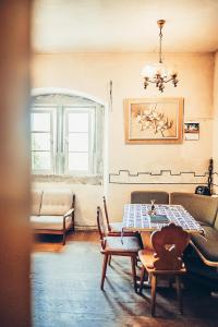 a living room with a table and a couch at FeWo Therese Schloss Weitersroda in Hildburghausen