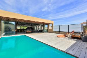 a house with a swimming pool on a deck at Magnifique Loft Rooftop et piscine 5 chambres 12 personnes in Bandol
