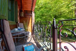 Balkón nebo terasa v ubytování Kuća za odmor uz rijeku Slapnica, u Parku prirode Žumberak, finska sauna i jacuzzi