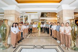 Členové personálu v ubytování Imperial Hotel Lạng Sơn