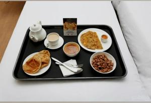 bandeja de desayuno en una mesa en A Golden Puri Eco Resort, en Puri