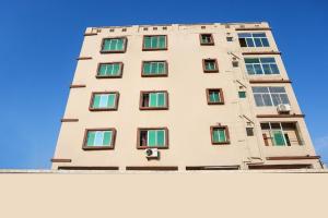 Un edificio alto con ventanas de colores contra un cielo azul. en A Golden Puri Eco Resort, en Puri