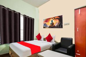 Un dormitorio con una cama y una silla dentro. en A Golden Puri Eco Resort, en Puri