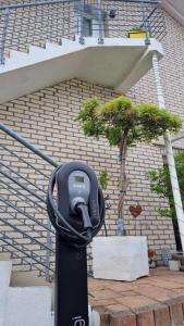 a parking meter sitting in front of a building at Dachgeschoss Feriewohnung für Zwei in Cologne