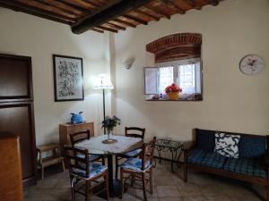 Una sala de estar con una mesa y sillas y un sofá. en Appartamento Cardellini 1, en Pescia 30 fotos más