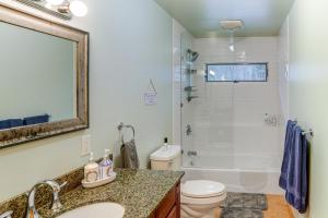 Ένα μπάνιο στο 6 Mi to Tanglewood Peaceful Berkshire Apt! +17 φωτογραφίες