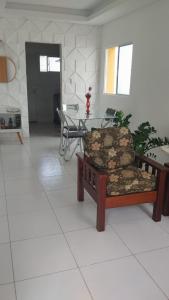 Casa Cida PARA SAO JOÃO في كاروارو: غرفة معيشة بها أريكة وطاولة