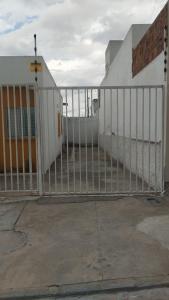 Casa Cida PARA SAO JOÃO في كاروارو: بوابه بيضاء امام مبنى