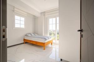 een slaapkamer met een bed en een raam bij Likya Karya Villaları in Koycegiz +27 foto's