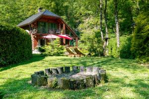 Zahrada ubytování Kuća za odmor uz rijeku Slapnica, u Parku prirode Žumberak, finska sauna i jacuzzi