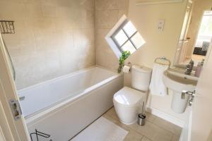 Koupelna v ubytování Timeless Charm, Historic 3-Bedroom Getaway near Monmouth Castle, Sleeps 5, Parking, WiFi + 14 fotografií