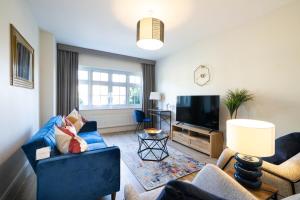 TV a/nebo společenská místnost v ubytování Timeless Charm, Historic 3-Bedroom Getaway near Monmouth Castle, Sleeps 5, Parking, WiFi