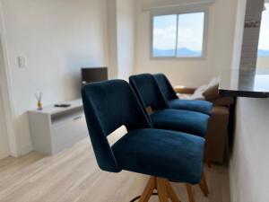 Posezení v ubytování Apê Tupi c/ Wi-Fi e vaga a 600m da praia!