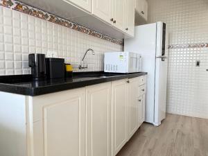 Kuchyň nebo kuchyňský kout v ubytování Apê Tupi c/ Wi-Fi e vaga a 600m da praia! + 11 fotografií