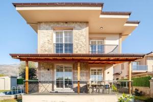 een afbeelding van een huis met een balkon bij Likya Karya Villaları in Koycegiz