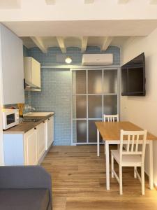 een keuken en eetkamer met een tafel en stoelen bij Mazuelo - Harbor's Light in Villajoyosa