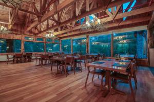 Huilo Huilo Montaña Mágica餐厅或其他用餐的地方