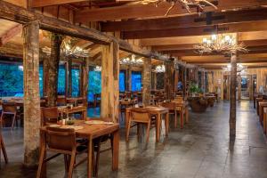 Huilo Huilo Montaña Mágica餐厅或其他用餐的地方