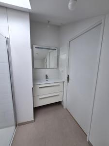 Imagine din galeria proprietății Studio 1 rénové lit queen size balcon garage în Bordeaux
