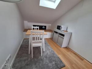 O bucătărie sau chicinetă la Studio 1 rénové lit queen size balcon garage +2 fotografii