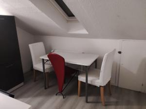 a room with a table and chairs in a room at du LYS in Mönchengladbach