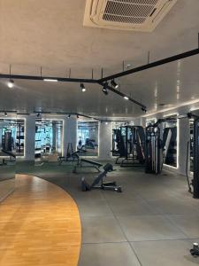 un gimnasio con cintas de correr y máquinas elípticas en Frente Mar Salvador Bahia, en Salvador