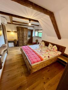 Postel nebo postele na pokoji v ubytování Rooms Dreisiebner at the Heart