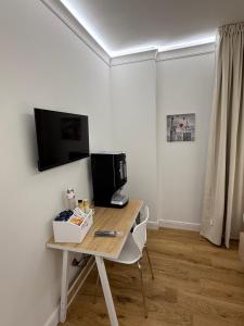 TV a/nebo společenská místnost v ubytování Emy Suites