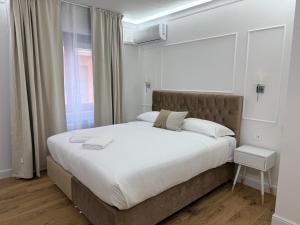 Postel nebo postele na pokoji v ubytování Emy Suites