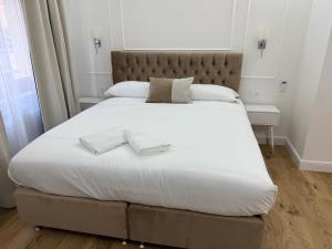 Postel nebo postele na pokoji v ubytování Emy Suites