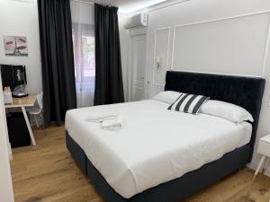 Postel nebo postele na pokoji v ubytování Emy Suites