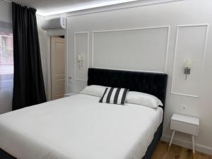 Postel nebo postele na pokoji v ubytování Emy Suites