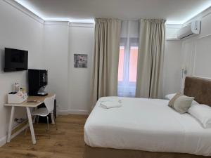 Postel nebo postele na pokoji v ubytování Emy Suites