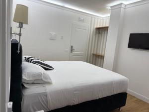 Postel nebo postele na pokoji v ubytování Emy Suites