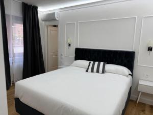 Postel nebo postele na pokoji v ubytování Emy Suites