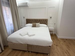 Postel nebo postele na pokoji v ubytování Emy Suites