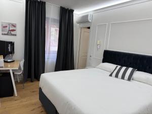 Postel nebo postele na pokoji v ubytování Emy Suites