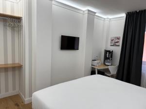 TV a/nebo společenská místnost v ubytování Emy Suites