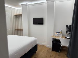 TV a/nebo společenská místnost v ubytování Emy Suites