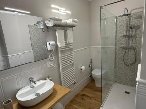Koupelna v ubytování Emy Suites + 37 fotografií