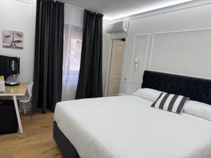 Postel nebo postele na pokoji v ubytování Emy Suites