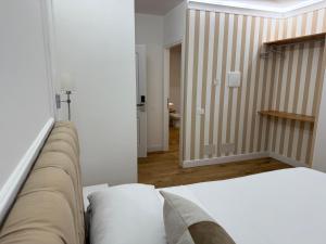 Postel nebo postele na pokoji v ubytování Emy Suites