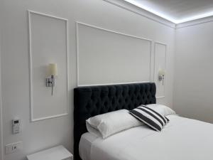 Postel nebo postele na pokoji v ubytování Emy Suites