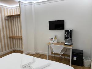 Příslušenství pro přípravu čaje a kávy v ubytování Emy Suites